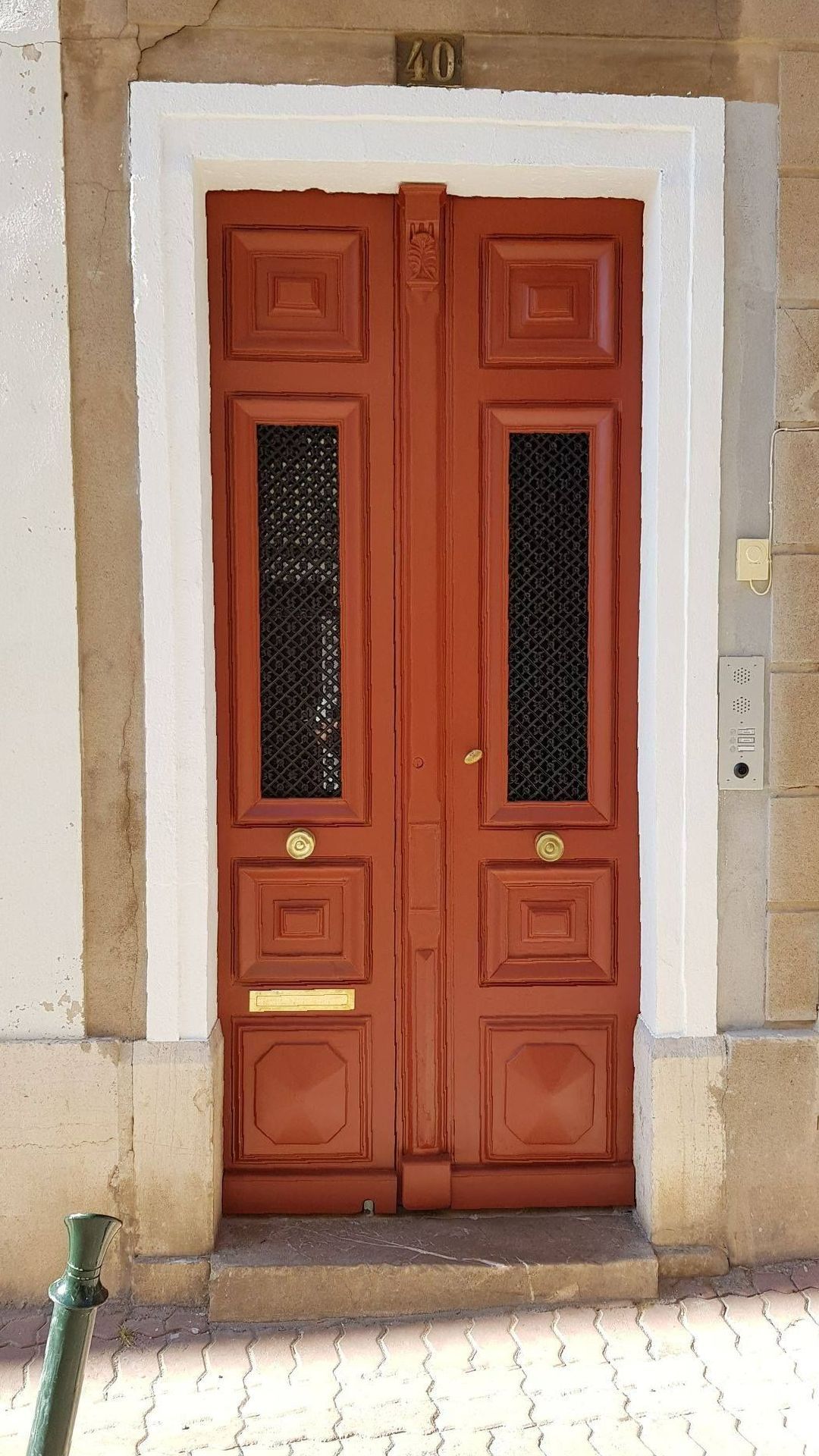 Restauration d'une porte rouge