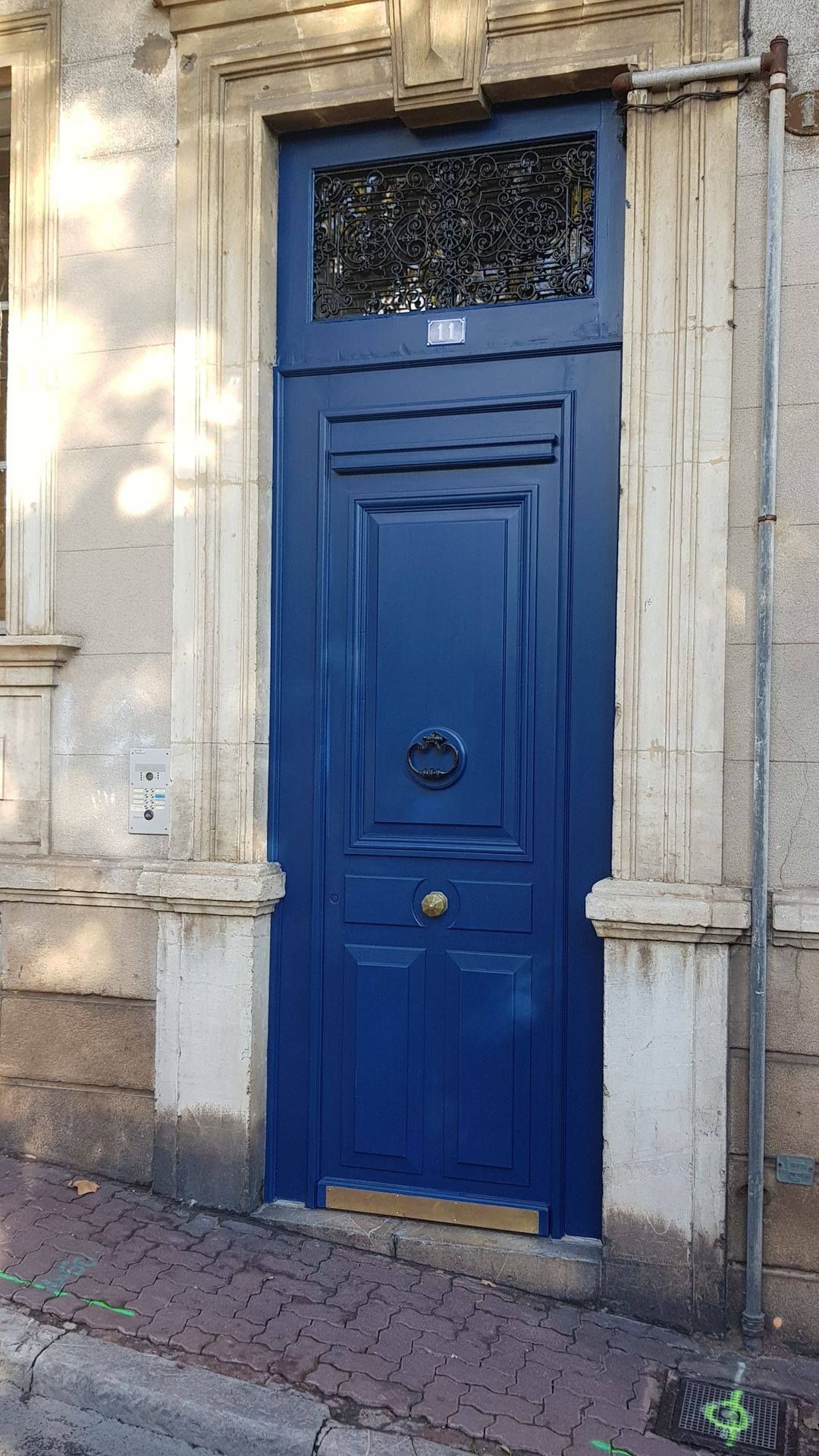 Restauration d'une porte bleue