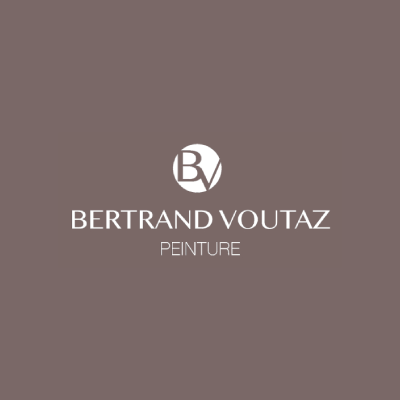 Logo Bertrand Voutaz Peinture sur fond taupe avec monogramme et texte blancs