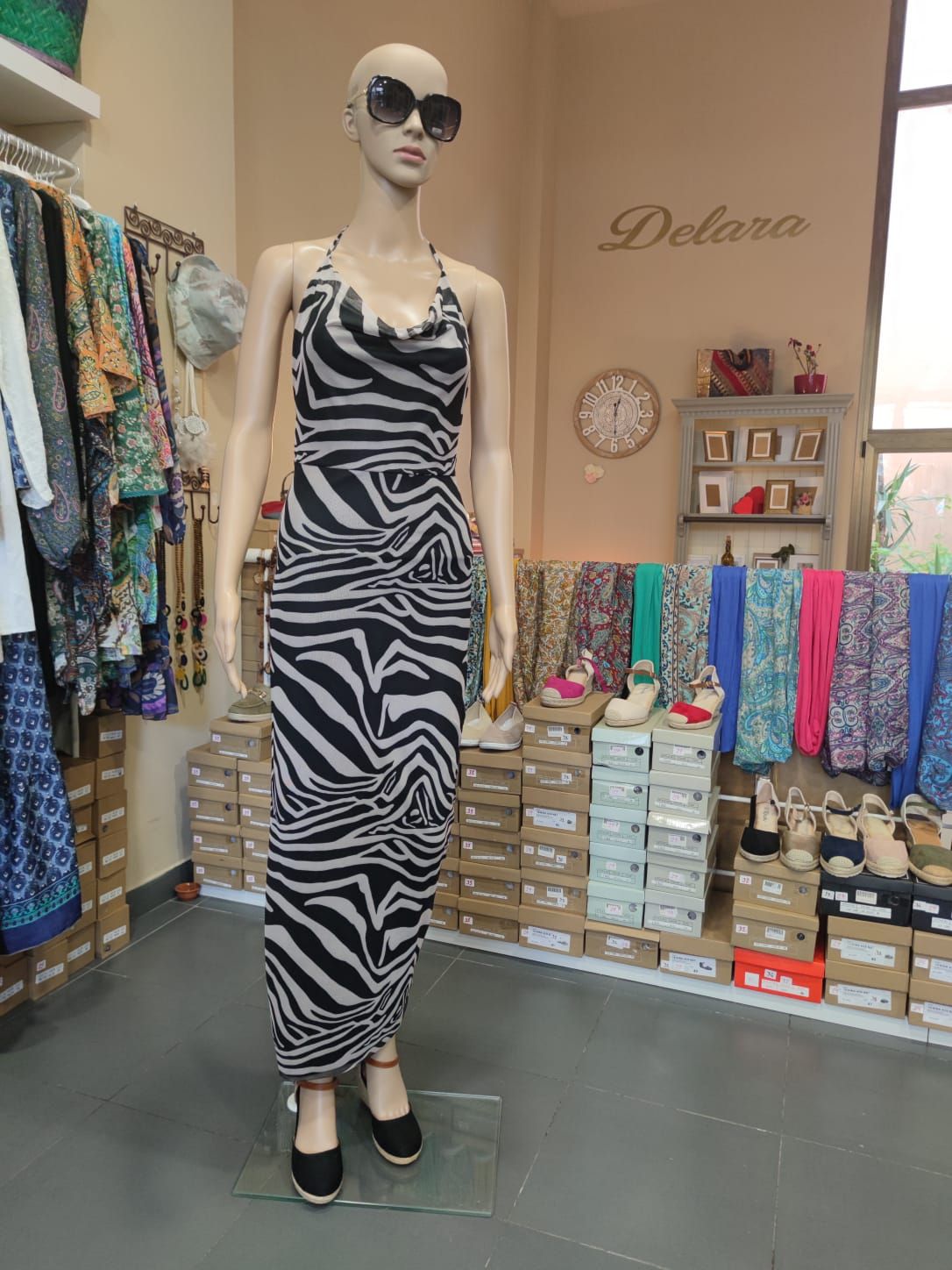 Un maniquí lleva un vestido con estampado de cebra en una tienda.