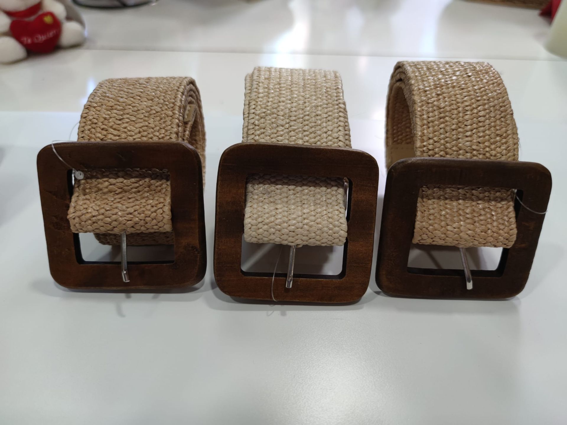Un par de zapatos negros y un bolso negro están sobre una mesa.