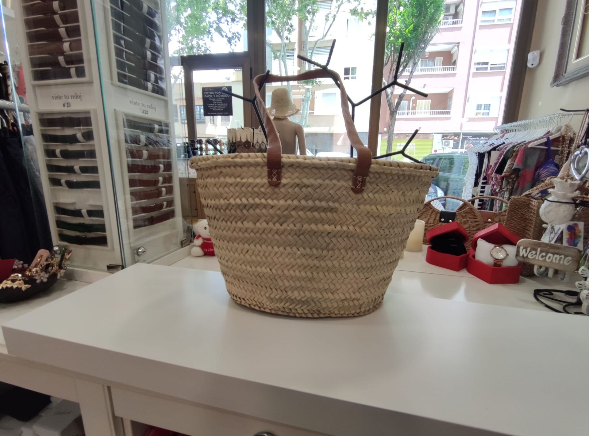 Un par de zapatos negros y un bolso negro están sobre una mesa.