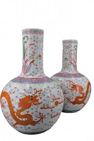 Deux vases en porcelaine blanche ornés de motifs floraux et de dragons rouges sur fond blanc