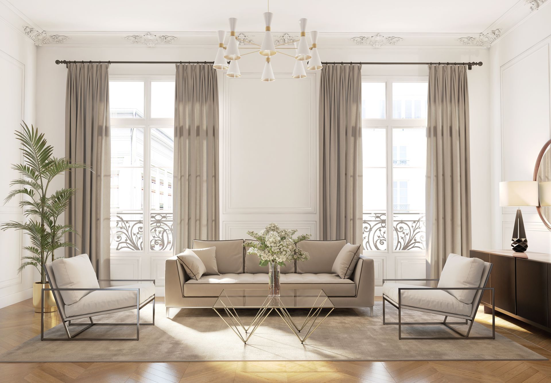 Salon beige élégant avec de grandes fenêtres, un lustre, un canapé, des fauteuils et un meuble en bois