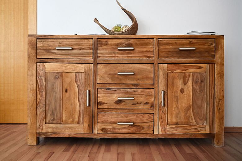 Buffet en bois avec tiroirs et portes d'armoire dans un intérieur chaleureux et rustique