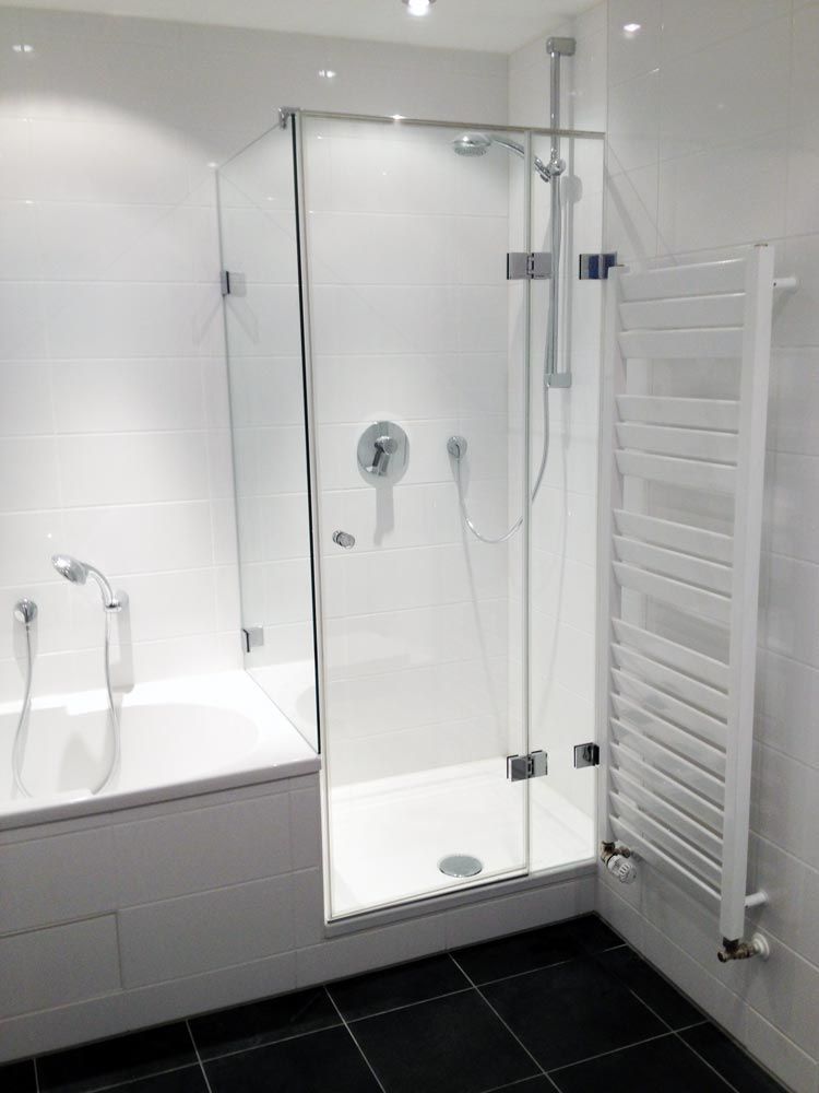 Modernes Badezimmer mit Glasdusche, weißen Wänden und beheiztem Handtuchhalter.