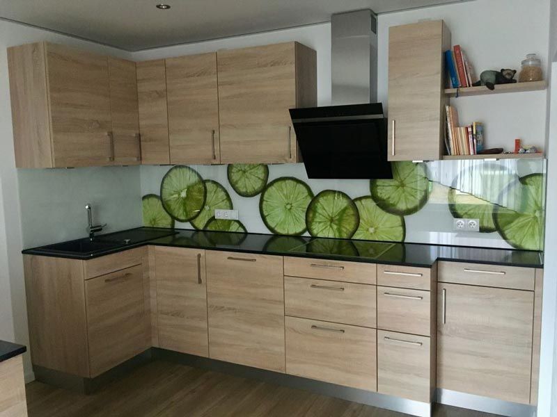 Rückwand einer Küche mit Zitronenscheiben, hergestellt von Glas-Bau-Kunst GBK Gesellschaft mit beschränkter Haftung