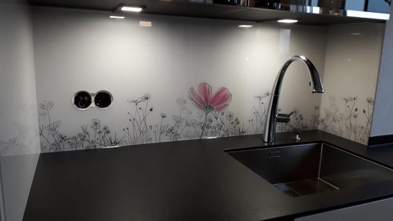 Rückwand einer Küche mit Blumen, hergestellt von Glas-Bau-Kunst GBK Gesellschaft mit beschränkter Haftung