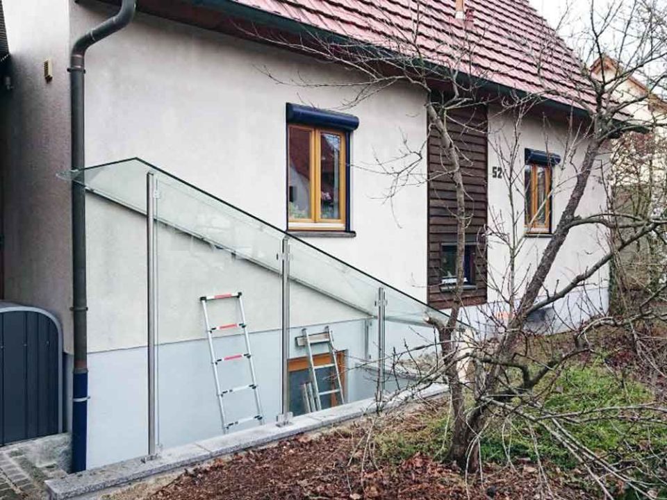 Treppenhausüberdachung aus Glas im Außenbereich, hergestellt und montiert von Glas-Bau-Kunst GBK Gesellschaft mit beschränkter Haftung