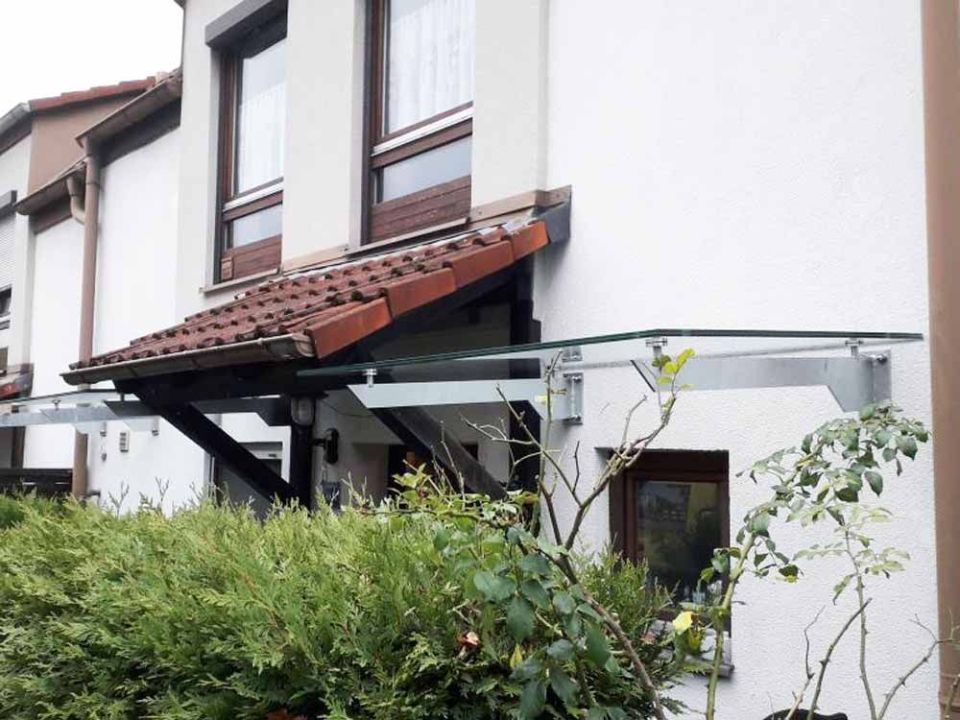Vordach aus Glas, hergestellt und montiert von Glas-Bau-Kunst GBK Gesellschaft mit beschränkter Haftung