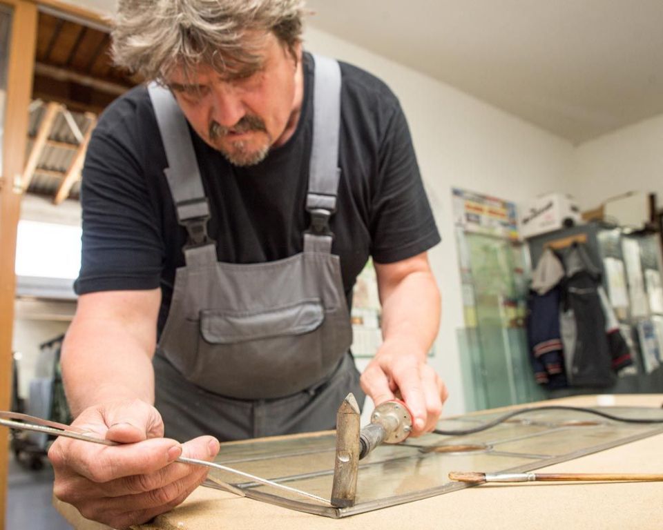 Mitarbeiter von Glas-Bau-Kunst GBK Gesellschaft mit beschränkter Haftung bei der Arbeit in der Glaserei