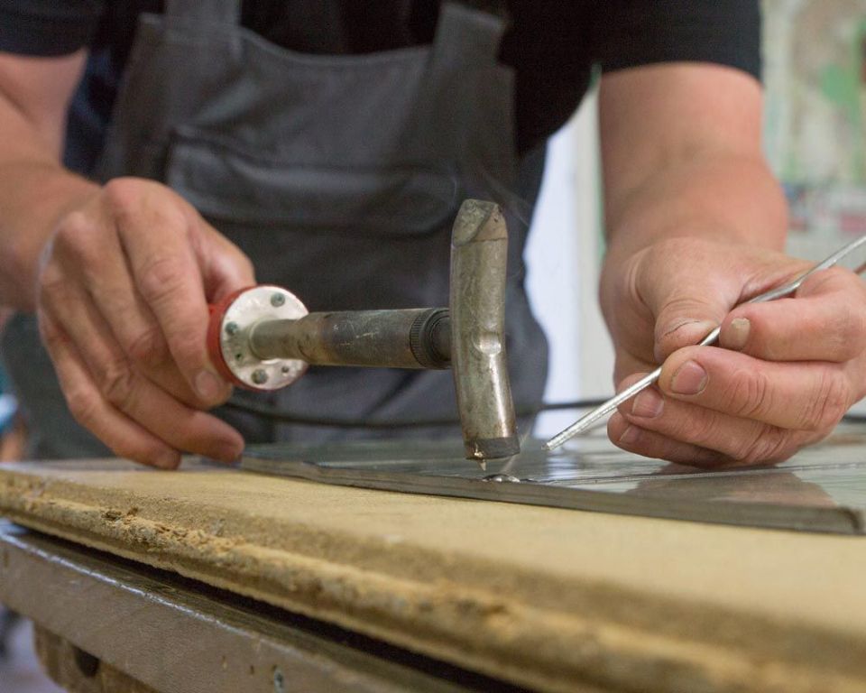 Mitarbeiter von Glas-Bau-Kunst GBK Gesellschaft mit beschränkter Haftung bei der Arbeit in der Glaserei