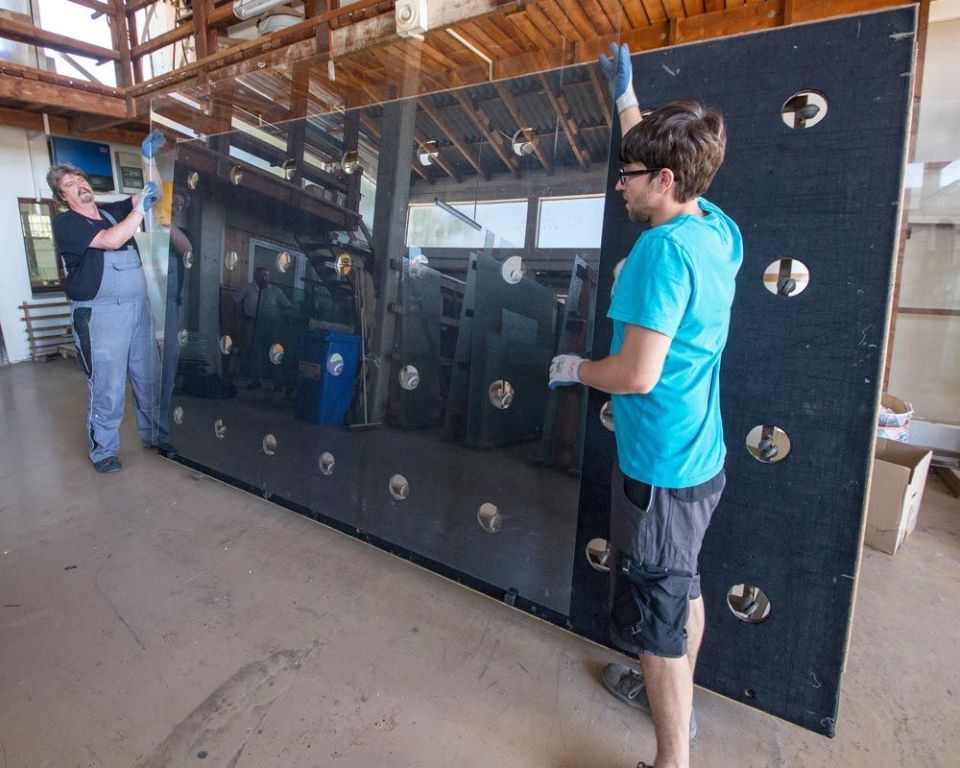 Mitarbeiter von Glas-Bau-Kunst GBK Gesellschaft mit beschränkter Haftung bei der Arbeit in der Glaserei