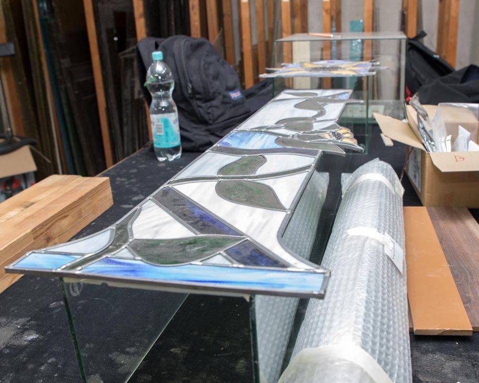 Mitarbeiter von Glas-Bau-Kunst GBK Gesellschaft mit beschränkter Haftung bei der Arbeit in der Glaserei