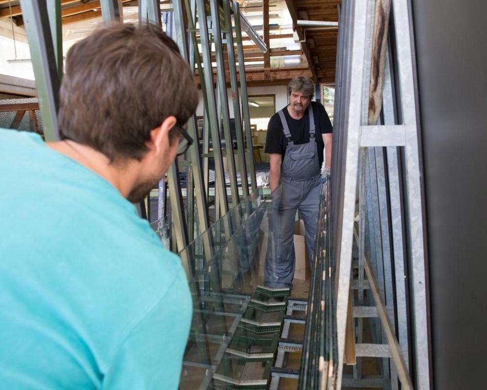 Mitarbeiter von Glas-Bau-Kunst GBK Gesellschaft mit beschränkter Haftung bei der Arbeit in der Glaserei