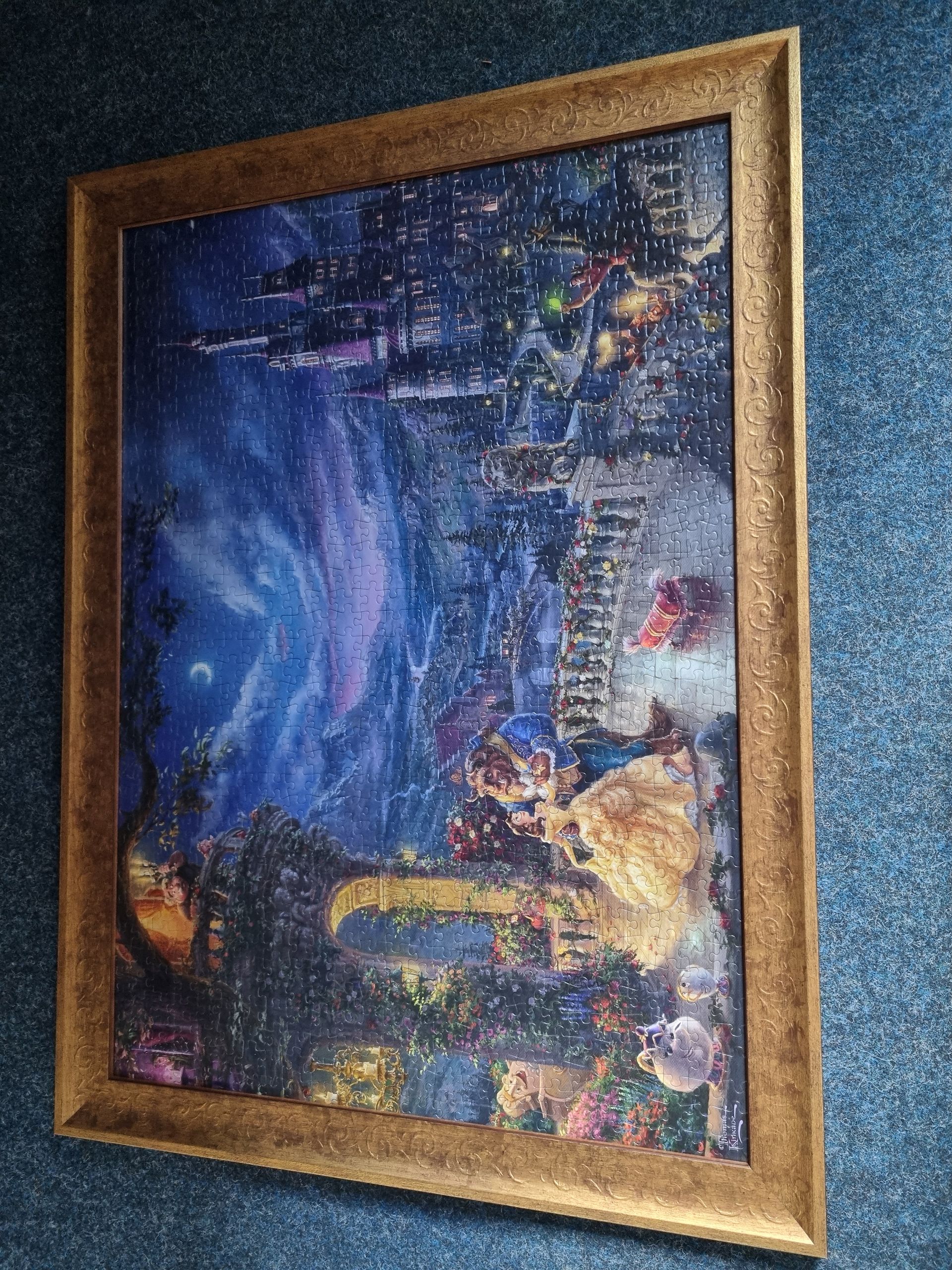 Gerahmtes Puzzle einer Fantasiestadt mit leuchtenden Blau-, Lila- und Goldtönen und detaillierten Strukturen.