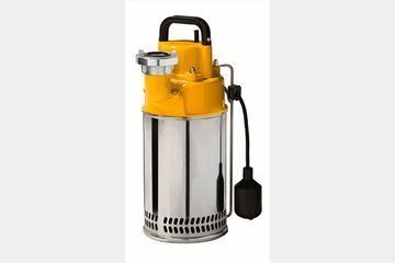 Una bomba de agua de acero inoxidable con una parte superior amarilla y un mango negro sobre un fondo blanco.