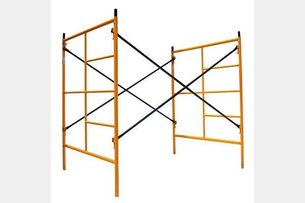 Un par de andamios amarillos sobre un fondo blanco.