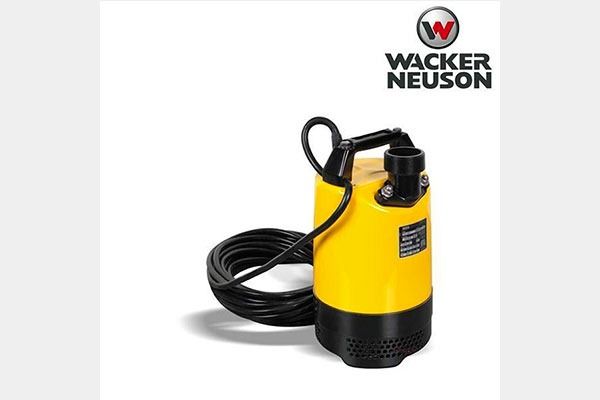 Una bomba Wacker Neuson amarilla con un cable negro conectado a ella