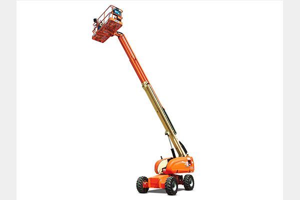 Un elevador aéreo naranja está situado encima de una superficie blanca.