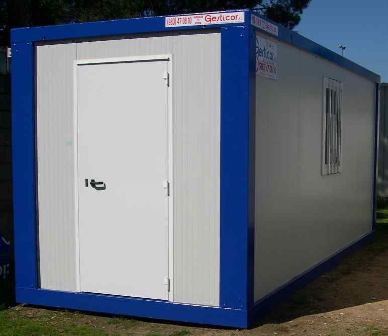 Un edificio blanco y azul con una puerta y una ventana.