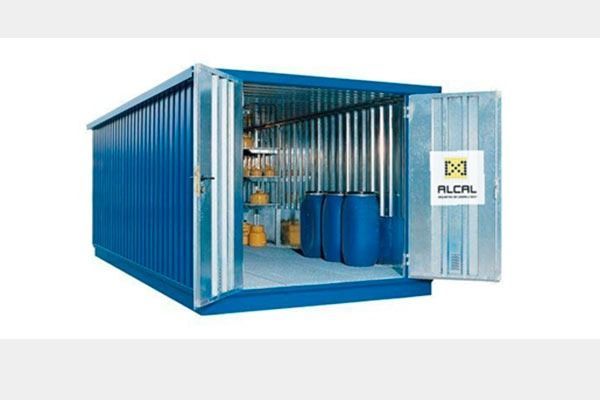 Un contenedor de metal azul con barriles dentro.