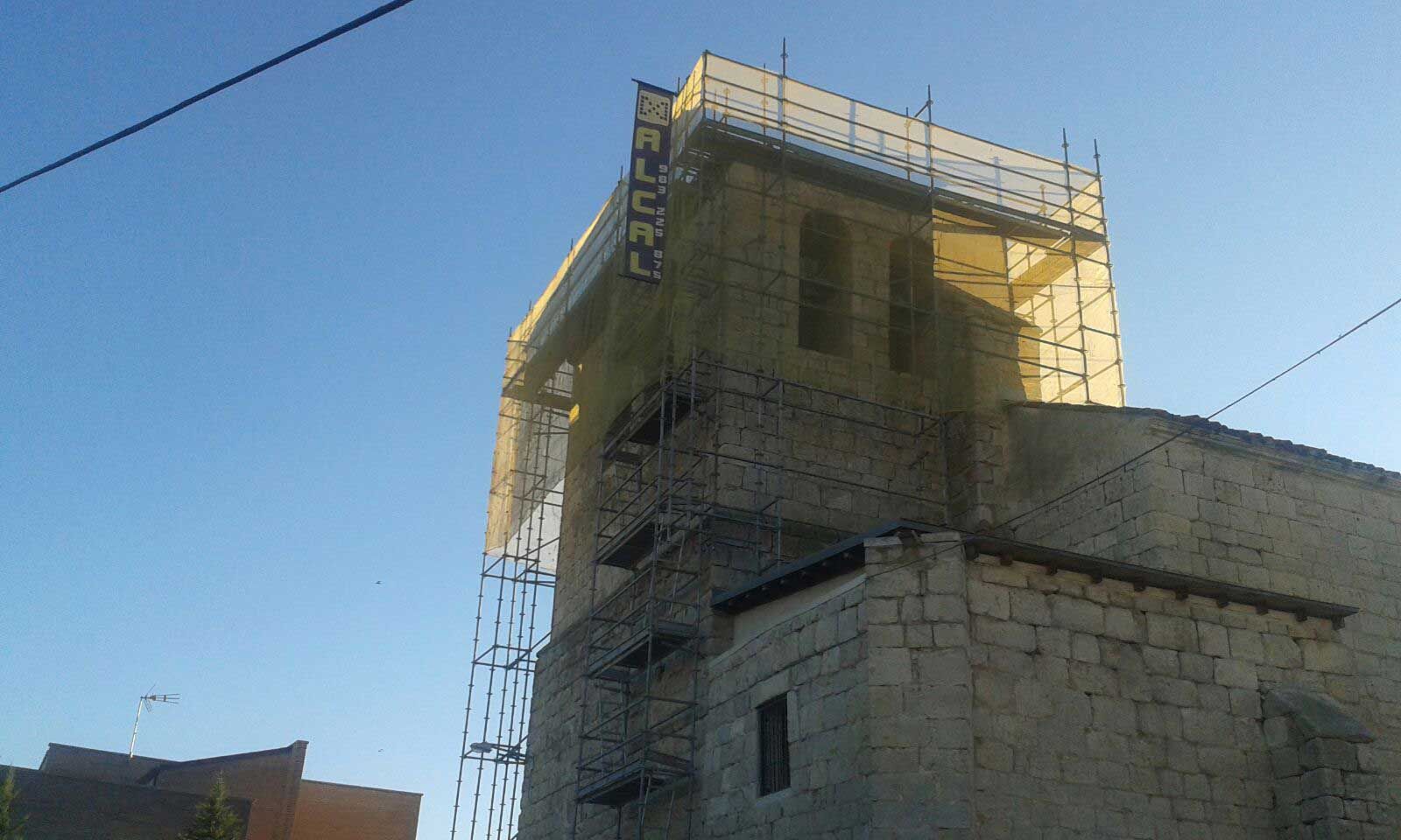 Un gran edificio de piedra con andamios encima.