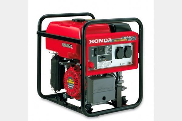 Un generador Honda rojo sobre un fondo blanco.