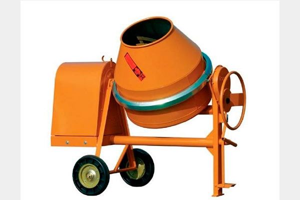 Una hormigonera naranja con ruedas sobre un fondo blanco