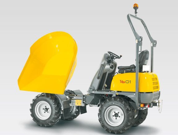 Un camión volquete amarillo con el número 16-01 en el costado