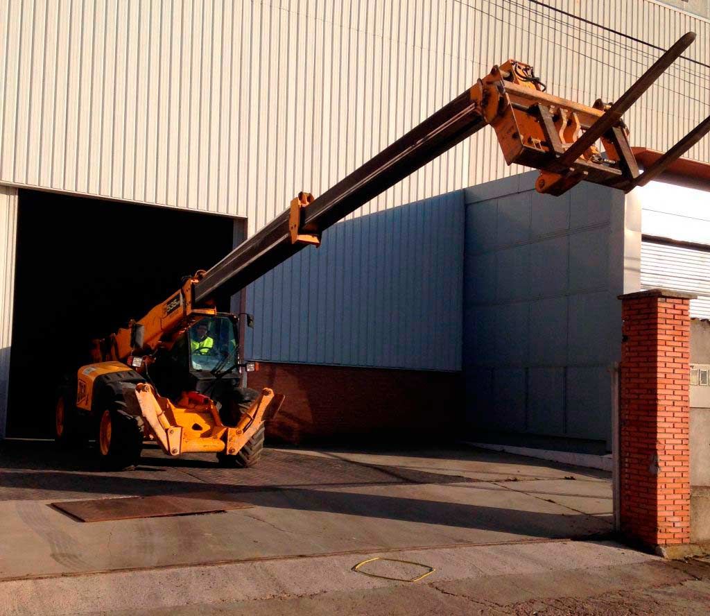Una carretilla elevadora amarilla está estacionada frente a un edificio
