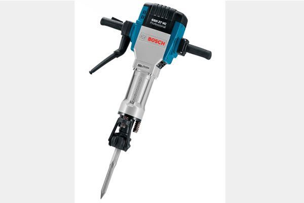 Se muestra un martillo de demolición Bosch sobre un fondo blanco.