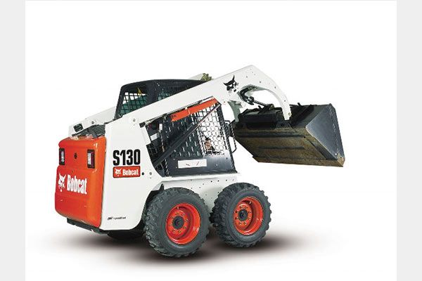 Una minicargadora Bobcat S130 con un cucharón grande