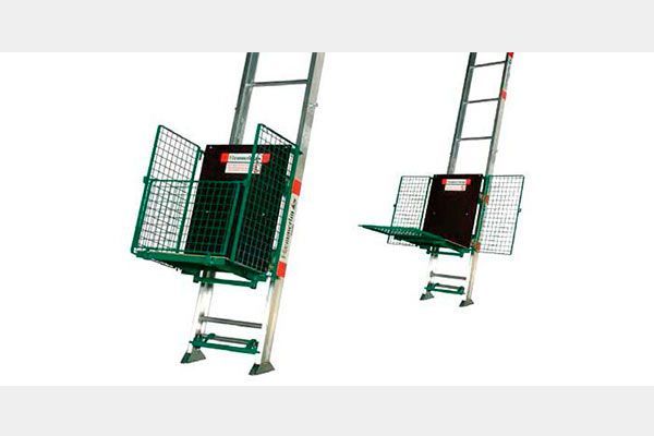 Un elevador de escalera verde y negro con una escalera adjunta.