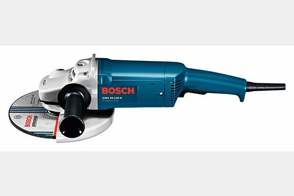 Se muestra una amoladora angular Bosch sobre un fondo blanco.