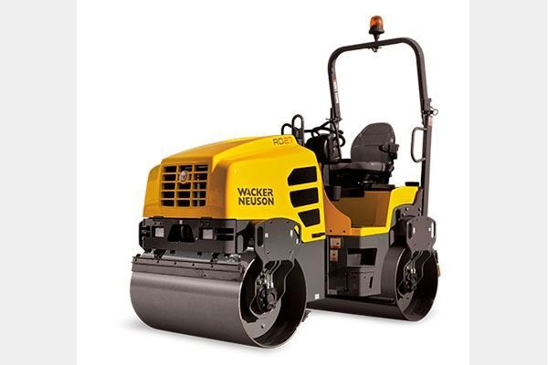 Un rodillo amarillo y gris con mango sobre un fondo blanco.