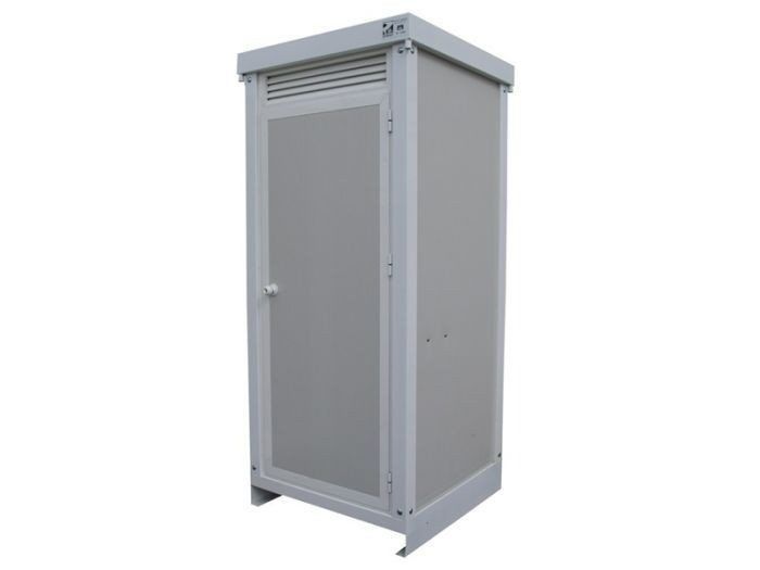 Una pequeña caja gris con una puerta sobre un fondo blanco.