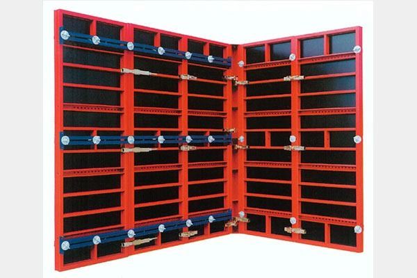 Una pared roja y negra con muchos agujeros sobre un fondo blanco.