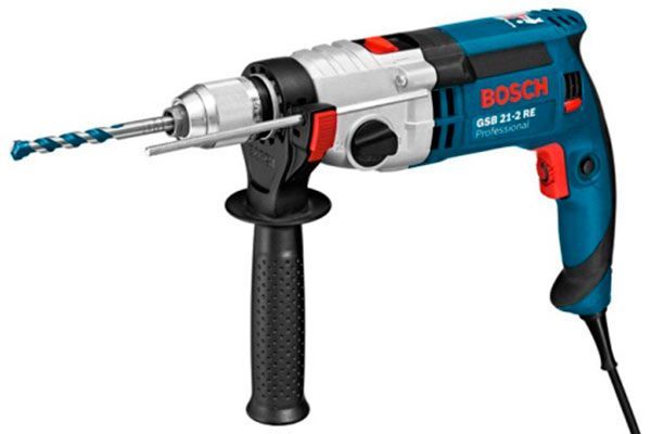 Un taladro percutor Bosch con una broca en su interior.