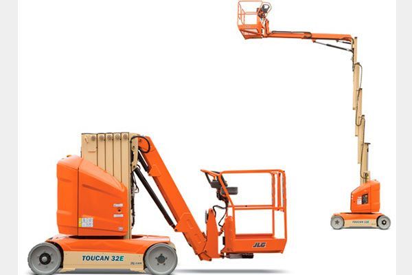 Un elevador aéreo naranja está sentado sobre una superficie blanca.
