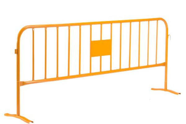 Una valla metálica larga de color naranja con un fondo blanco.