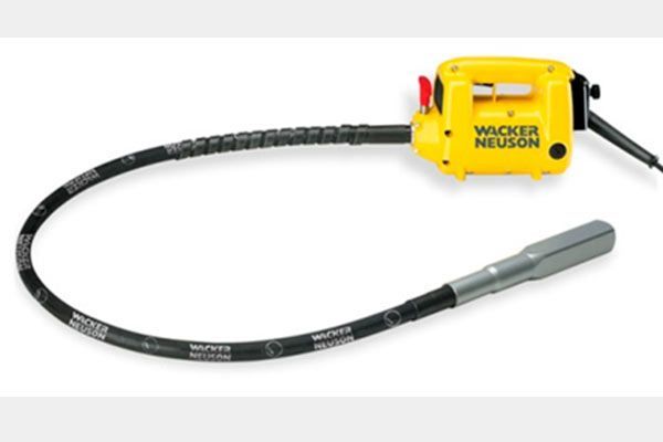 Un vibrador de hormigón Wacker Neuson amarillo con una manguera conectada a él.