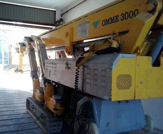 Una máquina amarilla que dice omme 3000
