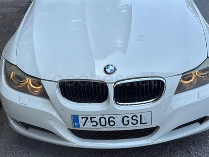Vista frontal de un BMW blanco con los faros encendidos y la matrícula 7506 GSL