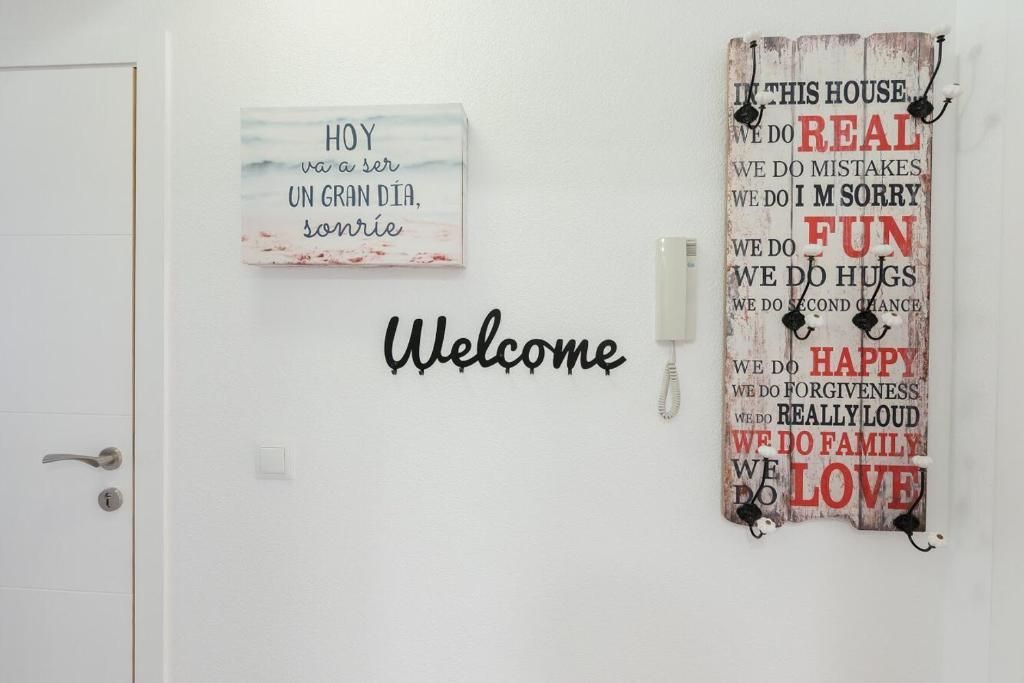 Pared blanca con una puerta, carteles decorativos.