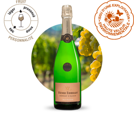Présentation d'une bouteille de crémant d'Alsace brut. Logo Haute valeur environnementale, issu d'une exploitation. Fruit : entre léger et prononcé ; personnalité : sec.