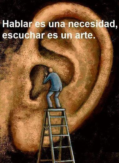 Un hombre está parado en una escalera frente a una gran oreja.