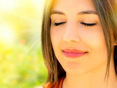 Un primer plano del rostro de una mujer con los ojos cerrados.