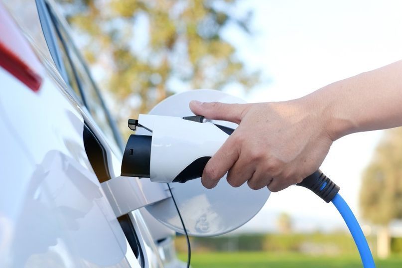 Sähköauton lataaminen