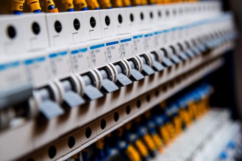 Kytkimiä sähkökaapissa